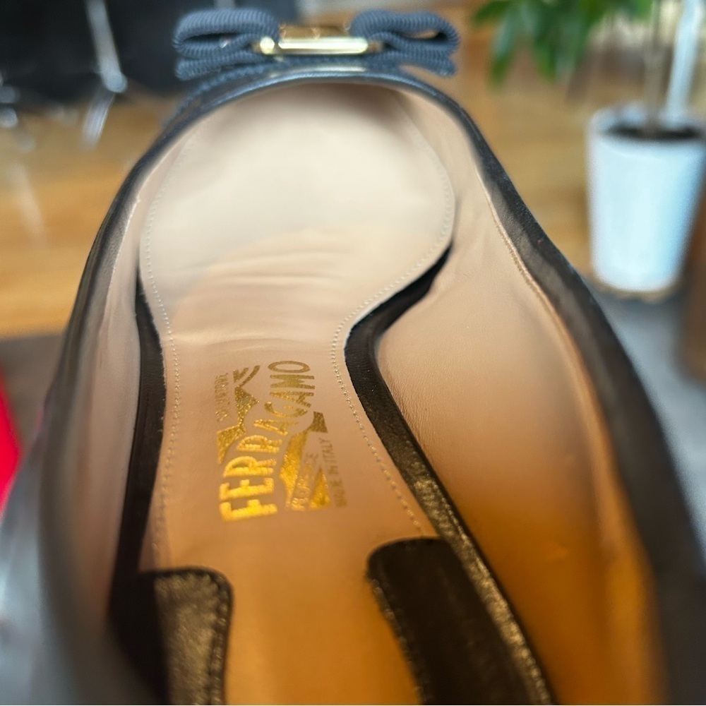 SALVATORE FERRAGAMO Vara Pump Size 6 - Picture 6 of 16
